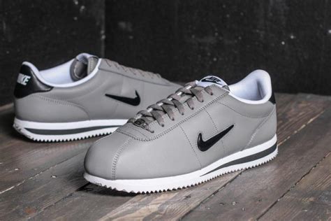 nike classic cortez grijs|where to buy Nike Cortez.